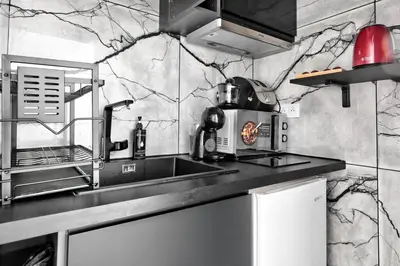 Cuisine ou kitchenette dans l'établissement 95 Bardotlulu - Wonderful apartment in Paris 2