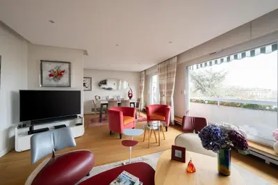 Télévision ou salle de divertissement dans l'établissement Appartement Trocadero - 4 étoiles - Welkeys