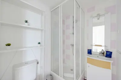 Salle de bains dans l'établissement Comfortable Apartment 1BR 2P – Paris 10th