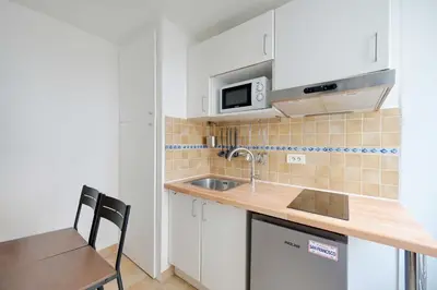 Cuisine ou kitchenette dans l'établissement Comfortable Apartment 1BR 2P – Paris 10th