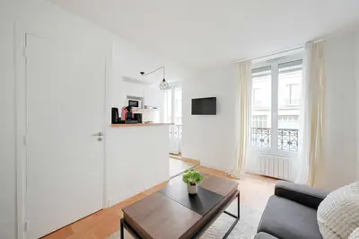 Télévision ou salle de divertissement dans l'établissement Comfortable Apartment 1BR 2P – Paris 10th
