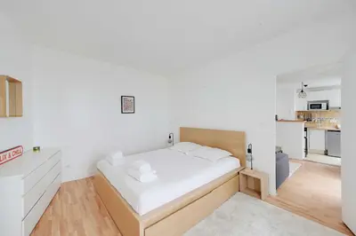 Un ou plusieurs lits dans un hébergement de l'établissement Comfortable Apartment 1BR 2P – Paris 10th