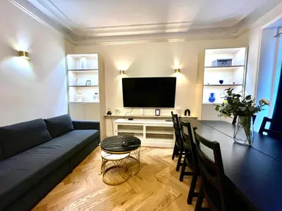 Télévision ou salle de divertissement dans l'établissement Magnifique Appartement - 3 BR-Arc de Triomphe