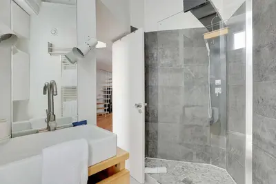Salle de bains dans l'établissement Spacious apartment 2BR 4P – République