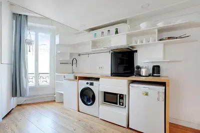 Cuisine ou kitchenette dans l'établissement Spacious apartment 2BR 4P – République