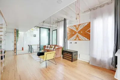 Coin salon dans l'établissement Spacious apartment 2BR 4P – République