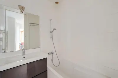 Salle de bains dans l'établissement Bright Spacious 2P – Eiffel Tower Auteuil