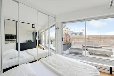 Un ou plusieurs lits dans un hébergement de l'établissement A C 2P apartment with terrace and view of Paris