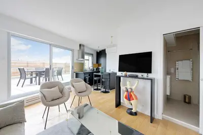 Télévision ou salle de divertissement dans l'établissement A C 2P apartment with terrace and view of Paris