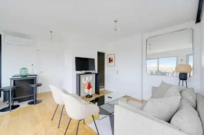 Télévision ou salle de divertissement dans l'établissement A C 2P apartment with terrace and view of Paris