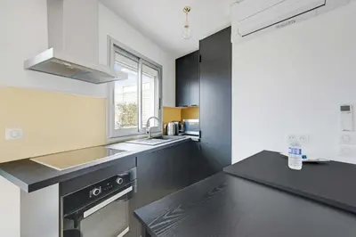 Cuisine ou kitchenette dans l'établissement A C 2P apartment with terrace and view of Paris