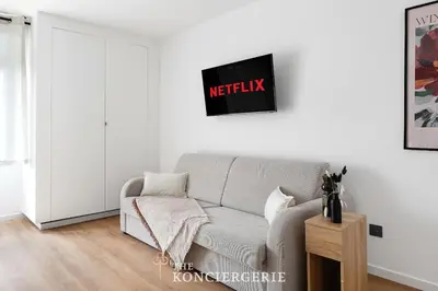 Télévision ou salle de divertissement dans l'établissement Studio d'Architecte Haut de Gamme - Elegance et Confort - Paris