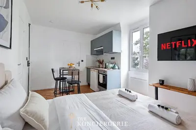 Cuisine ou kitchenette dans l'établissement Studio Elegant Redecore - Confort et Calme a Paris