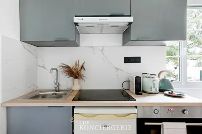Cuisine ou kitchenette dans l'établissement Studio Elegant Redecore - Confort et Calme a Paris