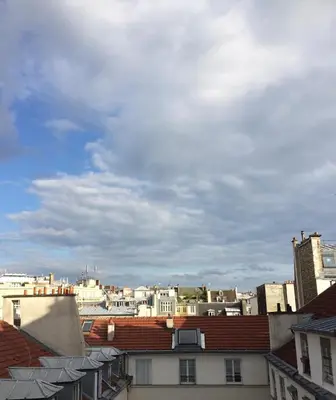 Vue générale sur Paris ou vue de la ville depuis l'appartement