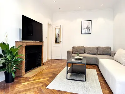 Télévision ou salle de divertissement dans l'établissement Appartement Chic Paris 16, Proche Tour Eiffel