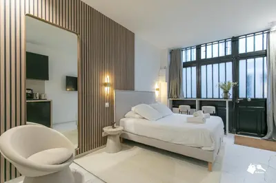 Un ou plusieurs lits dans un hébergement de l'établissement MBA - Echiquier 2 Luxury Appartment Paris Center