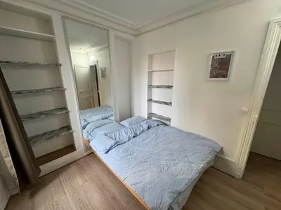 Un ou plusieurs lits dans un hébergement de l'établissement Logement entier appartement Paris, France