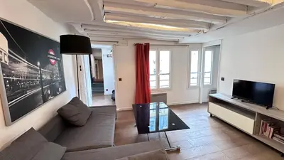 Télévision ou salle de divertissement dans l'établissement Bright 1-Bedroom in the Heart of the Marais