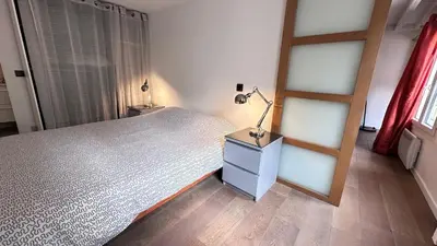 Un ou plusieurs lits dans un hébergement de l'établissement Bright 1-Bedroom in the Heart of the Marais