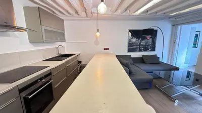 Cuisine ou kitchenette dans l'établissement Bright 1-Bedroom in the Heart of the Marais