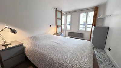 Un ou plusieurs lits dans un hébergement de l'établissement Bright 1-Bedroom in the Heart of the Marais