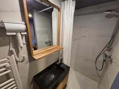 Salle de bains dans l'établissement 5G-Studio tout équipé avec chambre proche Paris