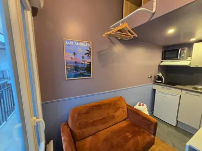 Cuisine ou kitchenette dans l'établissement 5G-Studio tout équipé avec chambre proche Paris