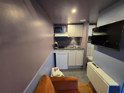 Cuisine ou kitchenette dans l'établissement 5G-Studio tout équipé avec chambre proche Paris