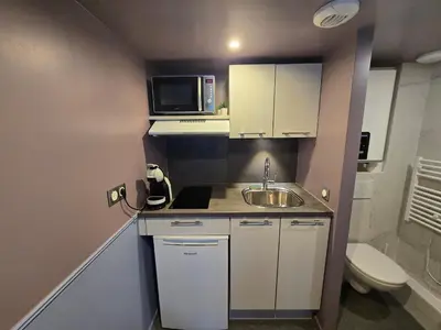 Cuisine ou kitchenette dans l'établissement 5G-Studio tout équipé avec chambre proche Paris