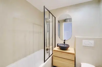Salle de bains dans l'établissement Cozy Studio 2P – 16th Paris, near Eiffel Tower