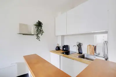 Cuisine ou kitchenette dans l'établissement Cozy Studio 2P – 16th Paris, near Eiffel Tower