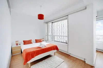 Un ou plusieurs lits dans un hébergement de l'établissement Eiffel Tower Grand Appartement 3 Chambres Panoramique Paris Vue with Parking
