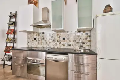 Cuisine ou kitchenette dans l'établissement Spacious Apartment 1BR 2P – Auteuil