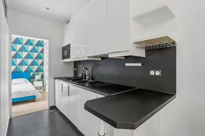 Cuisine ou kitchenette dans l'établissement Charming apartment design near Sorbonne