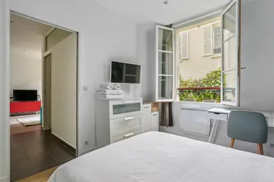 Cuisine ou kitchenette dans l'établissement Charming apartment design near Sorbonne