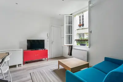 Télévision ou salle de divertissement dans l'établissement Charming apartment design near Sorbonne