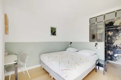 Un ou plusieurs lits dans un hébergement de l'établissement Spacious parisian apartment - 2BR 4P – République