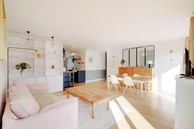 Cuisine ou kitchenette dans l'établissement Spacious parisian apartment - 2BR 4P – République