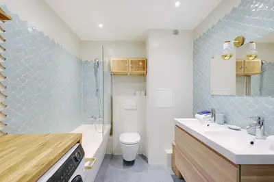 Salle de bains dans l'établissement Spacious parisian apartment - 2BR 4P – République