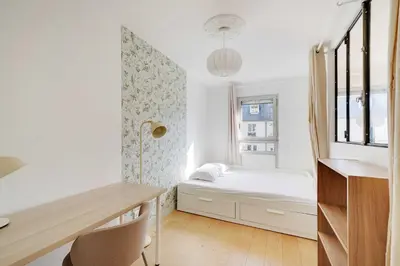 Un ou plusieurs lits dans un hébergement de l'établissement Spacious parisian apartment - 2BR 4P – République