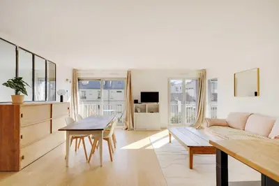 Télévision ou salle de divertissement dans l'établissement Spacious parisian apartment - 2BR 4P – République