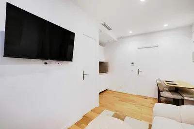 Télévision ou salle de divertissement dans l'établissement Modern apprt 1BR 4P - Paris 2nd