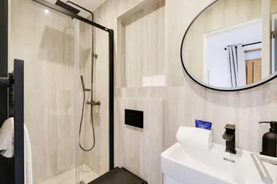 Salle de bains dans l'établissement Modern apprt 1BR 4P - Paris 2nd