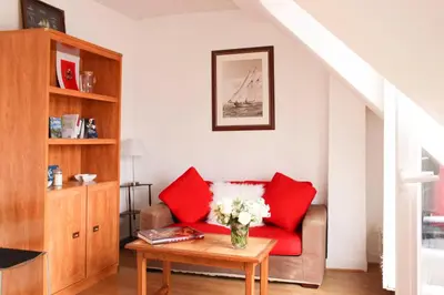 Coin salon dans l'établissement Appartement avec balcon sous les toits de Paris
