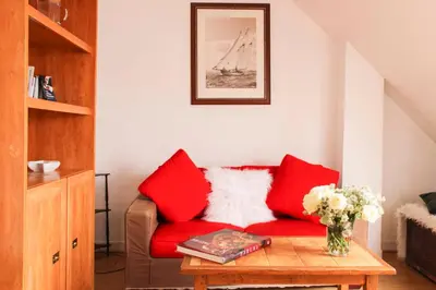 Coin salon dans l'établissement Appartement avec balcon sous les toits de Paris