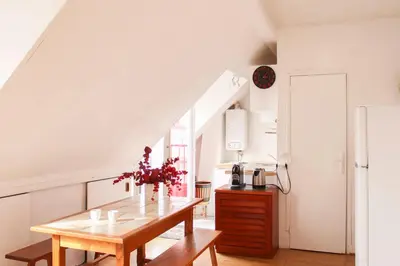 Cuisine ou kitchenette dans l'établissement Appartement avec balcon sous les toits de Paris