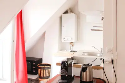 Cuisine ou kitchenette dans l'établissement Appartement avec balcon sous les toits de Paris