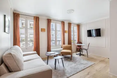 Télévision ou salle de divertissement dans l'établissement Suite Tour Eiffel 1 Bedroom