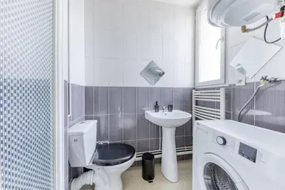 Salle de bains dans l'établissement charmant 2 pièces métro 14